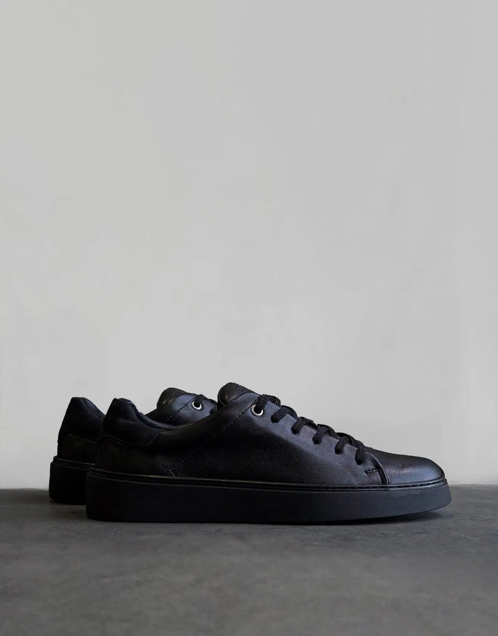 Fade Essential Black Sneakers - view 3