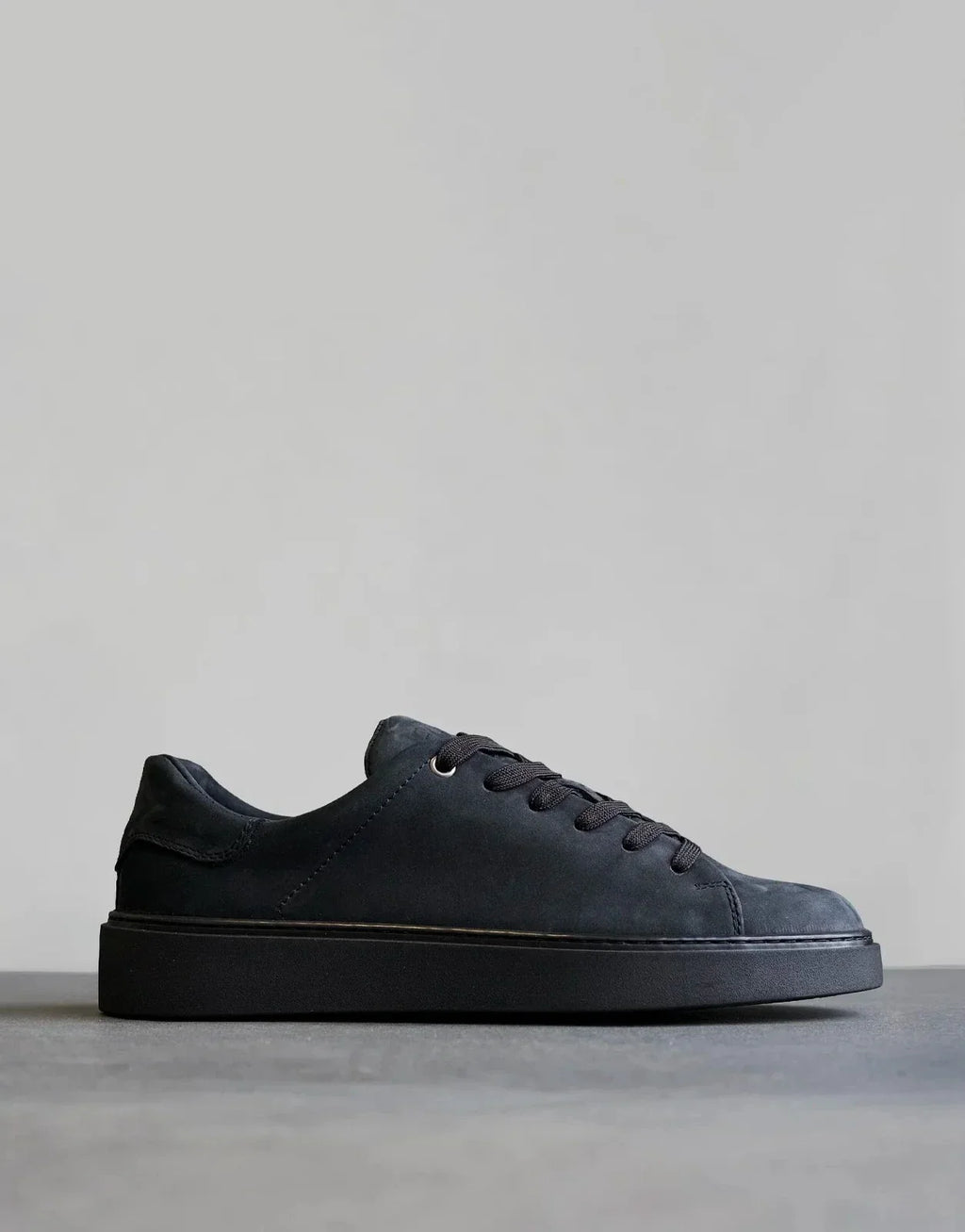 Fade Essential Nubuck Sneaker Black