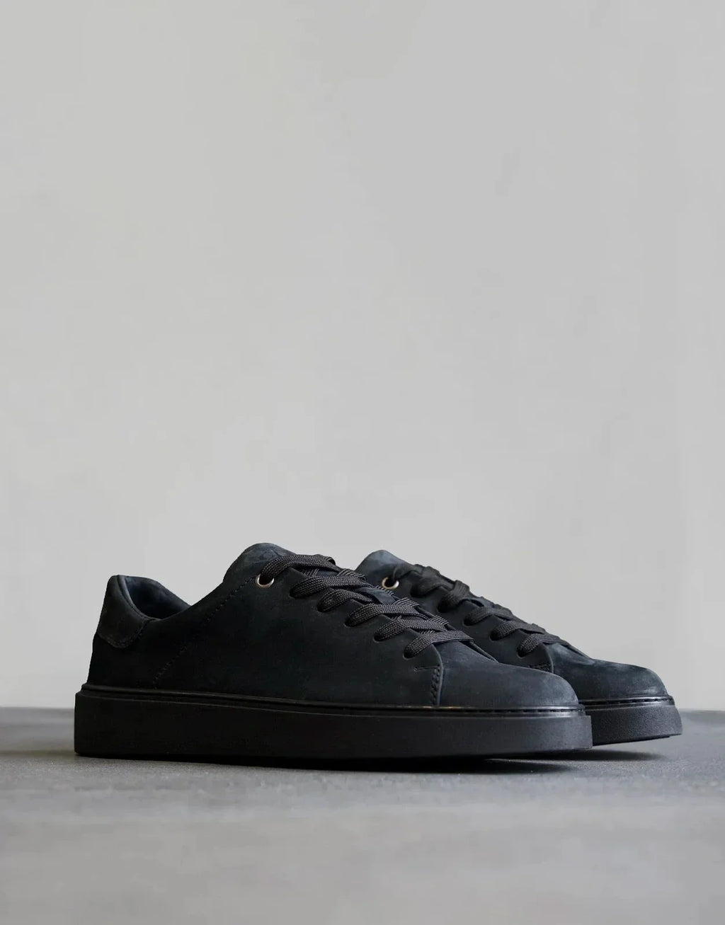 Fade Essential Nubuck Sneaker Black - view 2