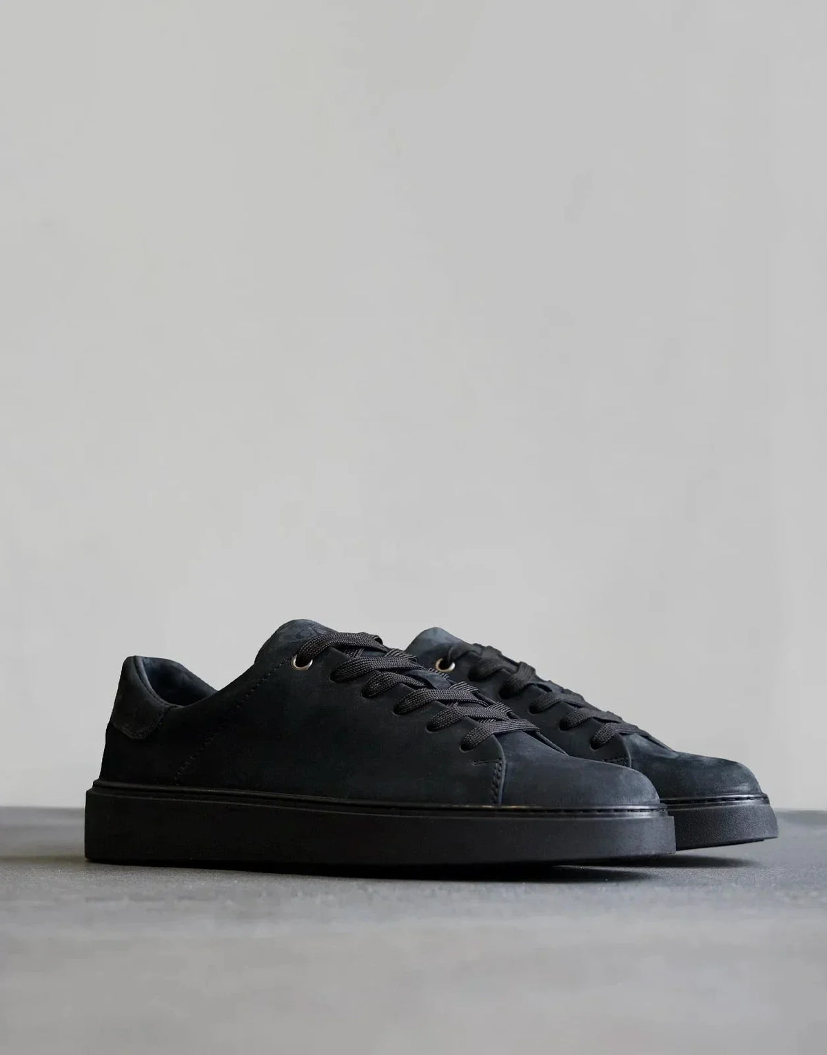 Fade Essential Nubuck Sneaker Black - view 2