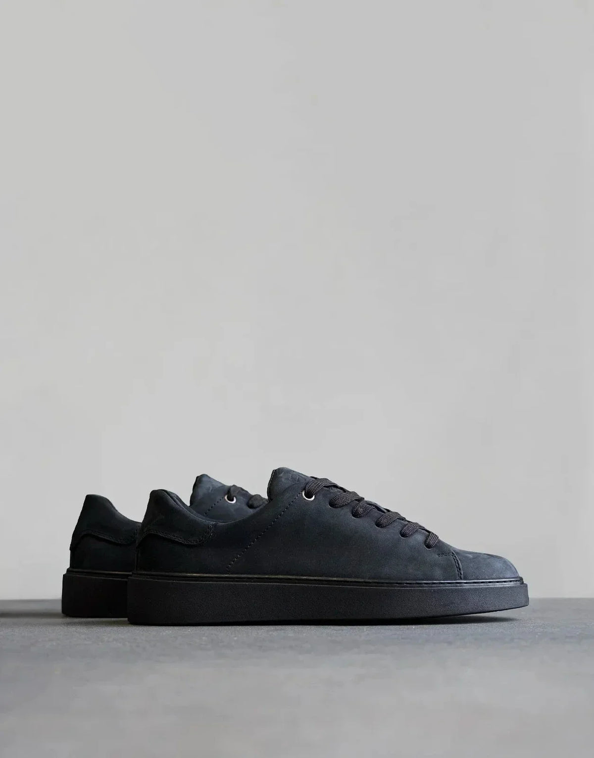 Fade Essential Nubuck Sneaker Black - view 3