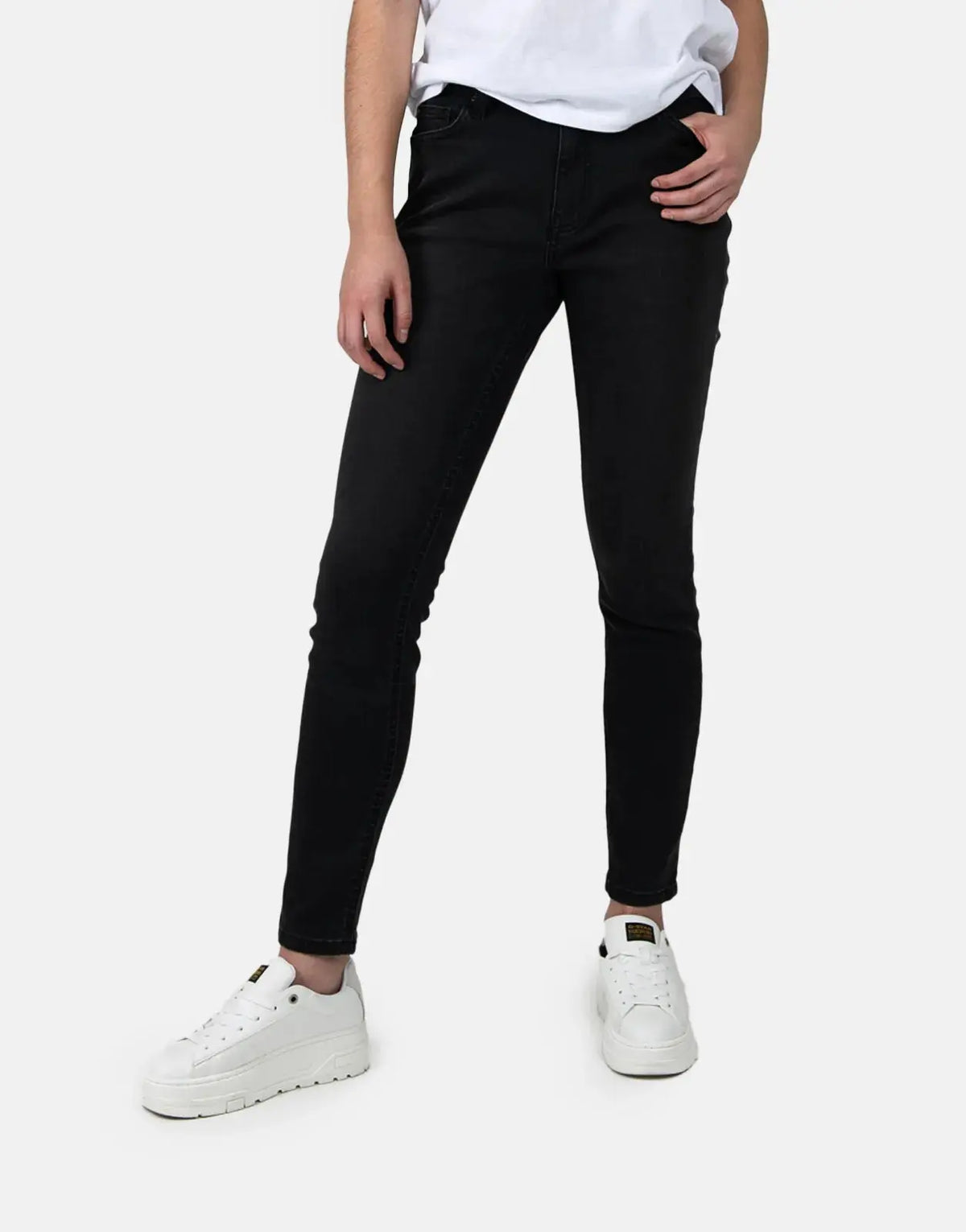 Guess Novak SA Curve Mid Rise Jeans BWS